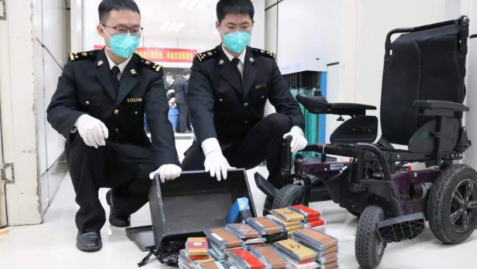 深圳湾旅客坐电动轮椅走私 夹层藏182部手机被截获。内地海关图片