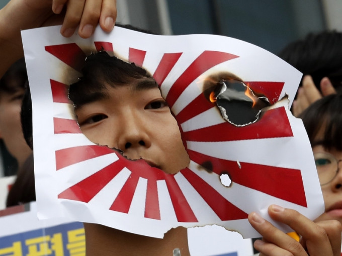 有南韓民眾上街抗議日本的經濟報復措施。AP