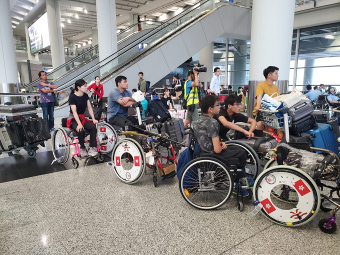 香港輪椅劍擊代表隊的成員回港後，一度被滯留在機場內。