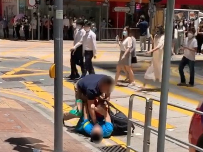 兩男在地上扭作一團，市民路過只是旁觀。香港突發事故報料區FB