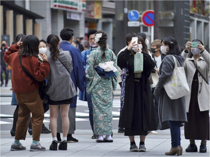 日本政府宣布暫停大阪與札幌的旅遊補貼。AP圖片