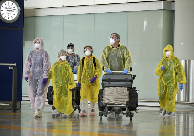 10名旅客因同機有病患送檢疫中心。資料圖片