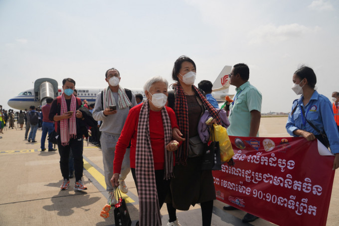 柬埔寨旅遊當局舉行儀式歡迎疫後首批中國遊客。 路透社