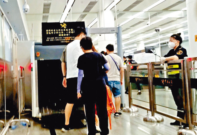 駐守福田口岸的深圳海關人員要求所有入境旅客將大小行李放於X光機接受檢查，並安排一名女關員駐足觀察。