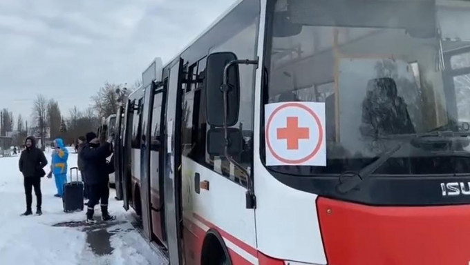 乌克兰民众乘坐巴士，沿人道走廊撤离战地。美联社图片