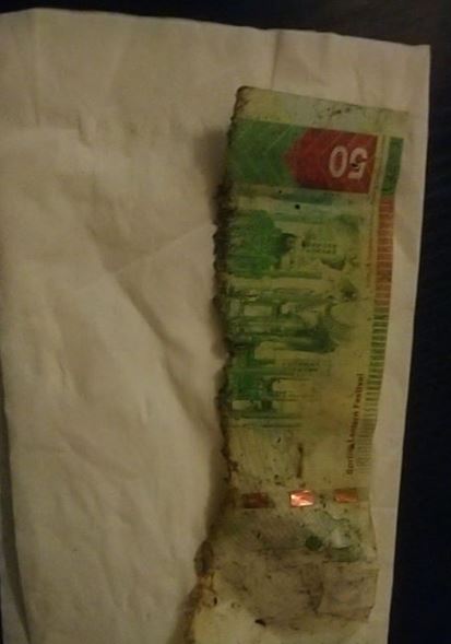 50元紙幣十分殘缺，金屬線已被燒超過一半。fb群組「西環變幻時」