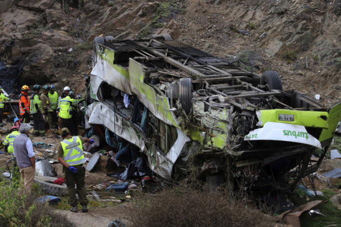 出事巴士墜落山谷後翻側，四輪朝天，車身嚴重損毀，車頭變形。AP