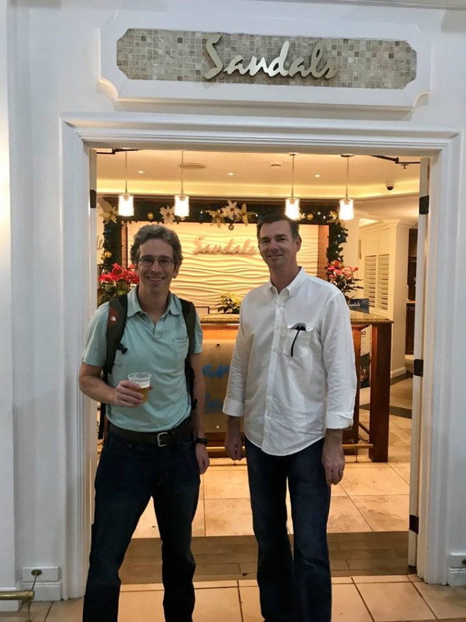 醫生法拿根（John Flanagan）(右)及史堤芬遜（Matthew Stevenson）(左)。在牙買加的度假村買了一杯啤酒慶祝。(網圖)