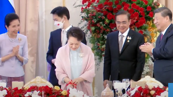 泰国首相偕夫人为彭丽媛送上蛋糕祝贺60岁生日。