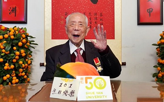 胡鸿烈在家中庆祝101岁寿堂。