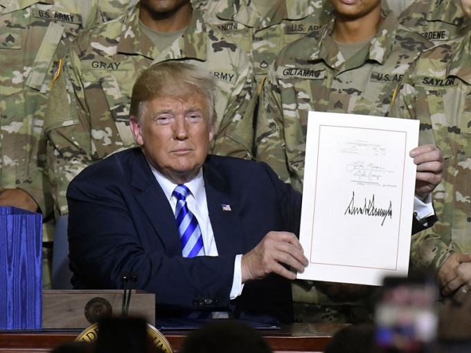 特朗普签署2019年国防授权法。AP