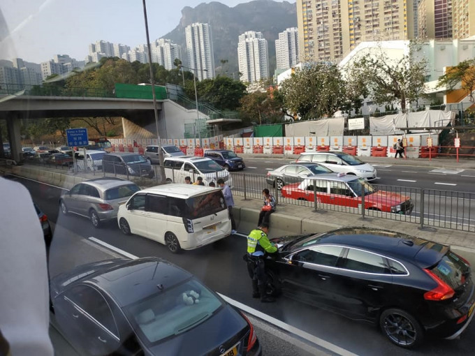 龍翔道往荃灣3車相撞。‎馬路的事討論區Serene Po圖片
