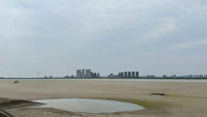 近日钱塘江北岸观赏江景变成了看沙。
