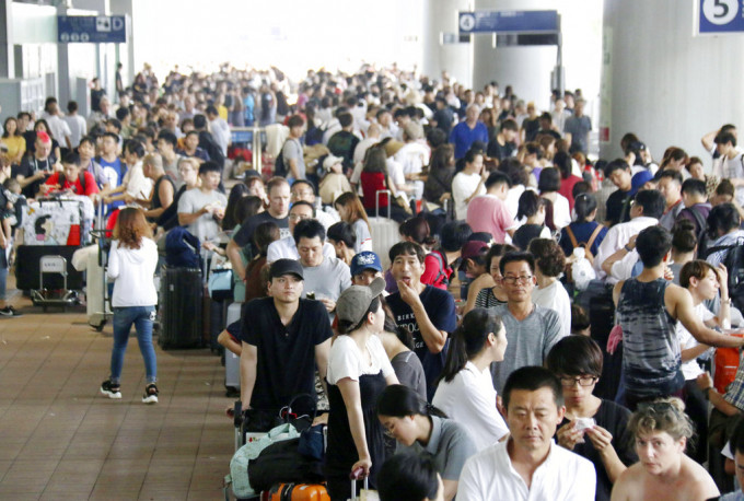 中国驻大阪总领馆撤离大阪关西机场1044名旅客。AP图片