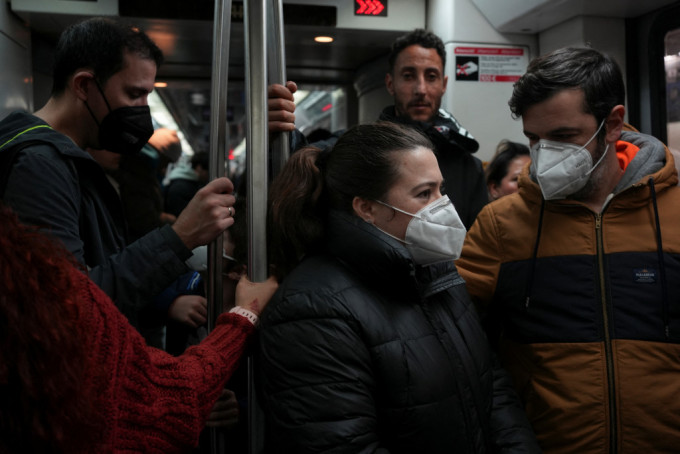 西班牙巴塞隆那重推口罩令，地鐵乘客紛戴上。路透社