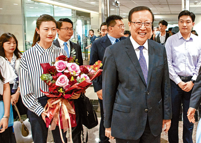 北京大学党委书记郝平（右）率团访台，乒乓球奥运冠军丁宁（左）随行。