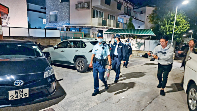 柳俊江在大埔寓所被发现烧炭身亡，警员在场调查并检走一个酒樽。