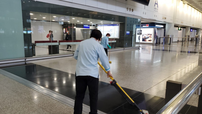 機場職員加強清潔。
