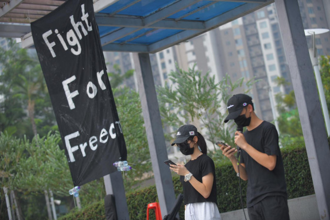 中學生團體在荃灣舉行集會。