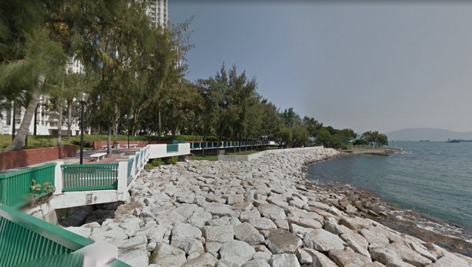 一名男子在屯门湖翠路美乐花园对出观音庙附近岸边遗下财物，其后被发现已堕海数小时。网上图片