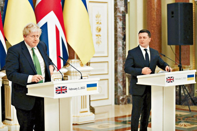 約翰遜周二在基輔與烏克蘭總統澤倫斯基開記者會。