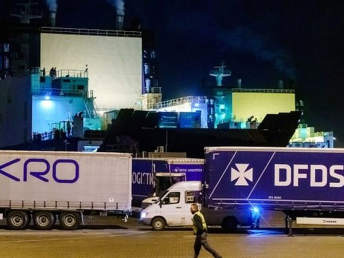 荷蘭駛往英國貨船發見25名偷渡客躲在冷凍貨櫃。(網圖)
