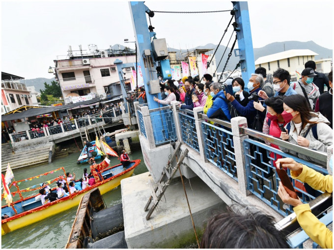 游人挤满横水渡大桥欣赏水上巡游。
