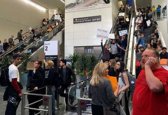 过去一个周末，美国各地许多机场都有人示威抗议。AP