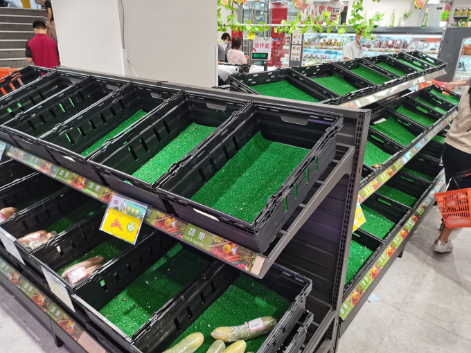澳门有超市货架近乎被清空。「澳门起底组」图片