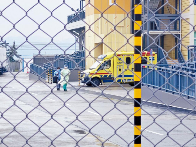 「港版火神山医院」内，救护车疑接载确诊者入内治疗，工作人员身穿全副保护衣。