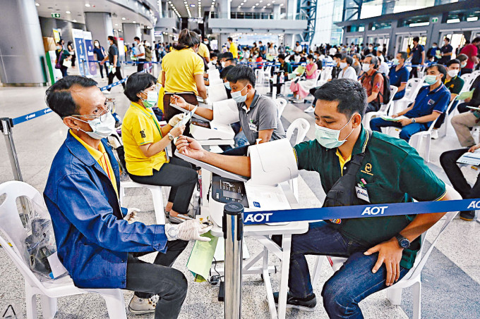 ■曼谷医疗人员在一个火车站替市民接种新冠疫苗。