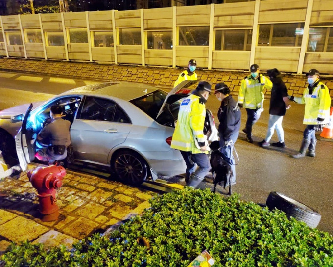 警方在車尾箱發現毒品及武器。