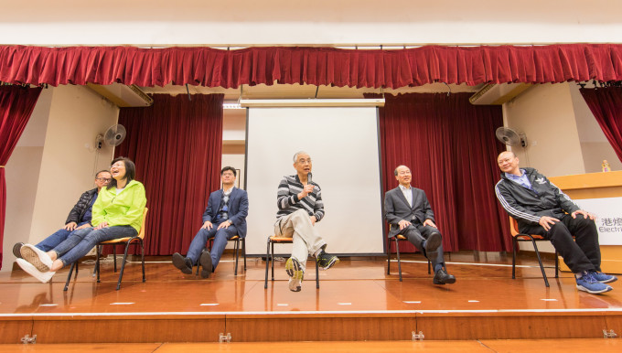 林大慶（中）即場傳授「零時間運動」，教大家雙腳齊齊「堅離地」，坐著鍛練身體。