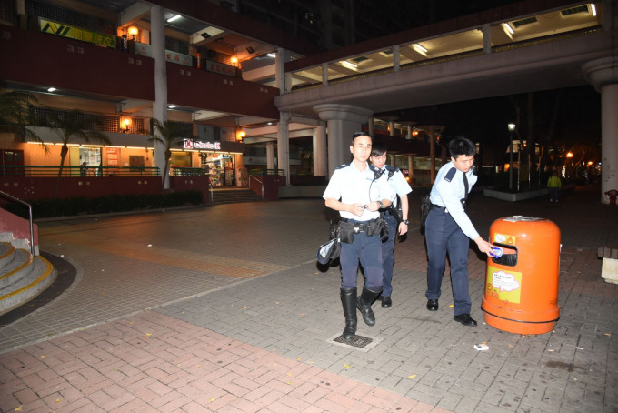 一名中年男子于观塘翠屏北邨一间快餐店外昏迷倒地，送院不治。
