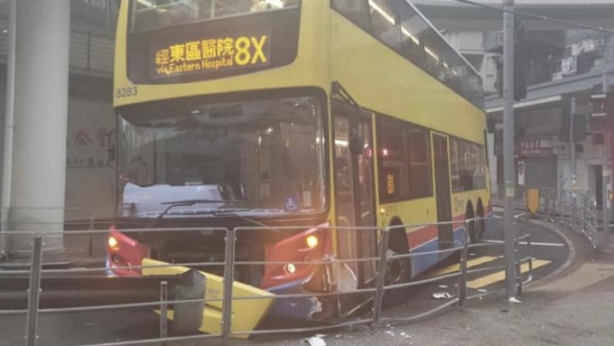 城巴撞欄損毀。fb車cam L（香港群組）Bosco Chu圖片