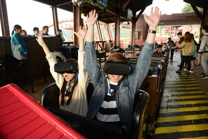 海洋公園推出全港首個虛擬實境（VR）過山車，戴上VR眼鏡玩「越礦飛車」。