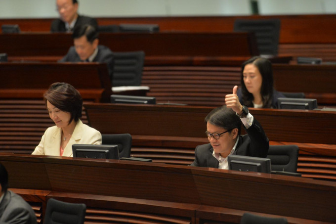 休会辩论由民建联立法会议员陈克勤提出。