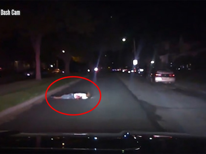 從行車記錄器片段所見，警車事發時疑沒有留意到躺臥地上的艾力(紅圈)，並將他輾過。網圖