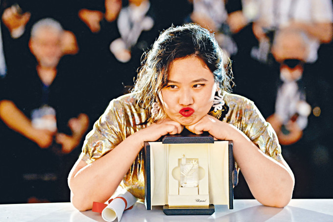 唐艺凭《天下乌鸦》夺得康城短片组金棕榈奖，上月她已凭此片在鲜浪潮夺得最佳导演及编剧。
　