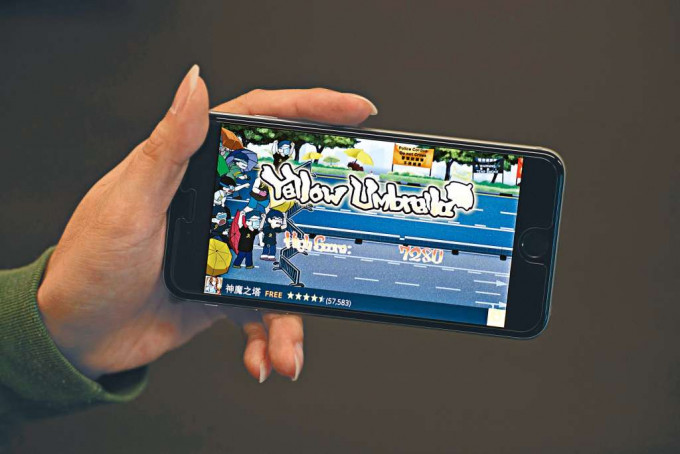 去年八月，玩家在「動漫遊戲狂歡節」ChinaJoy體驗手遊。
