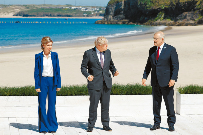 ■约翰逊夫妇六月在G7会场，迎接澳洲总理莫里森。