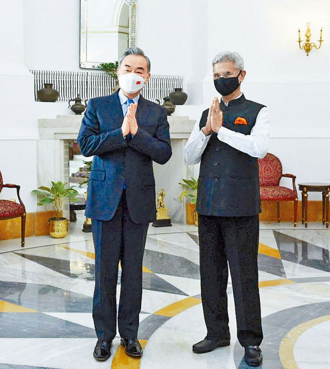 王毅（左）昨天在新德里会见印度外长苏杰生。