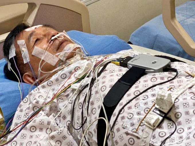 陳水扁近照曝光，只見他躺在病床上被電線纏滿。「陳水扁新勇哥物語」FB圖片