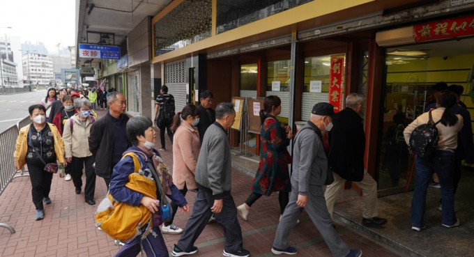 旅監局派員巡查九龍城食肆的人流管理改善措施。陳極彰攝