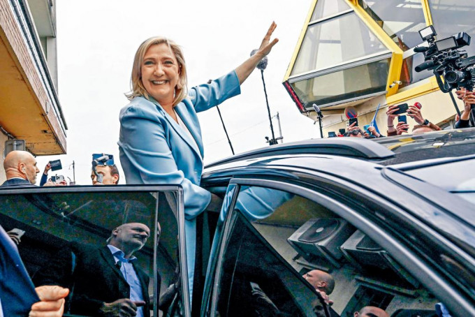 勒庞上周五在法国北部拉票。