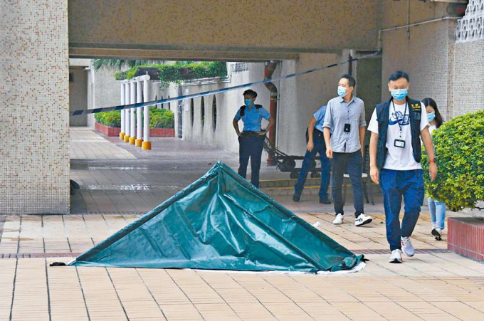 男死者堕楼身亡，警方以帐篷遮盖遗体调查。