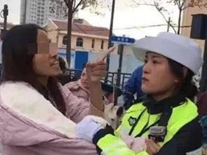 惡女辱駡毆打女輔警。網圖