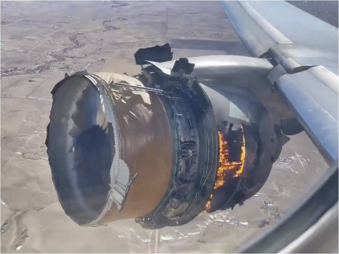 美國聯合航空一架波音777客機上周六出現引擎在空中爆炸起火、碎片沿途掉落的驚悚場面。AP資料圖片