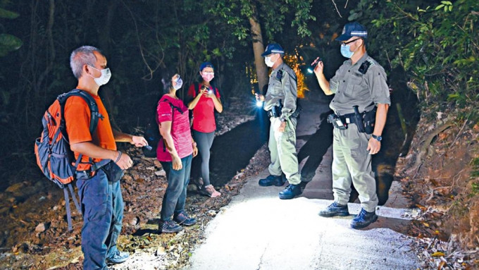 Joyce（左二）与友人在山上迷路遇险，幸获警方等救援人员拯救。