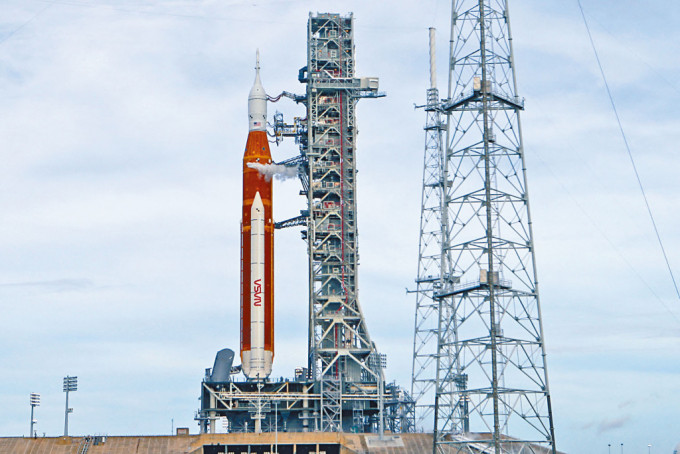 新一代強力登月火箭在佛州發射台就位。